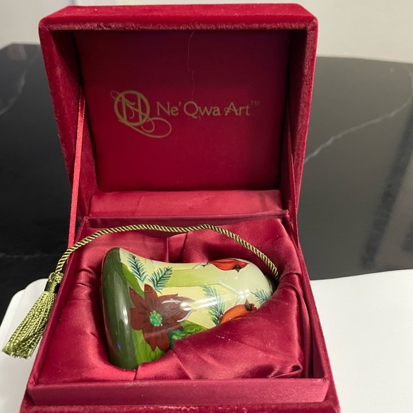 Ne´Qwa Art Glass Ornament BELL